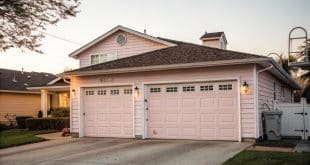 Isolation porte de garage en 2025 : méthodes, prix et efficacité